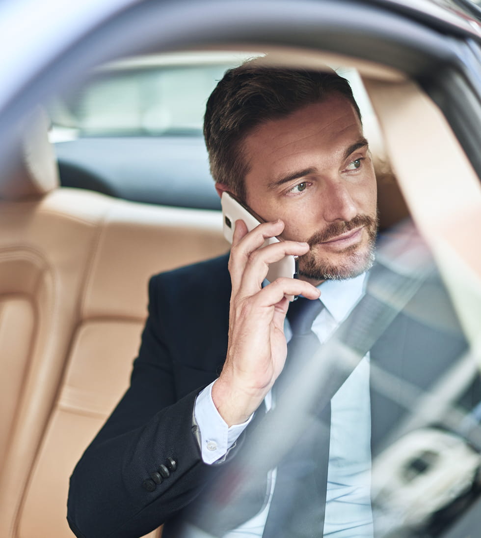 Geschäftsmann Telefoniert Im Auto