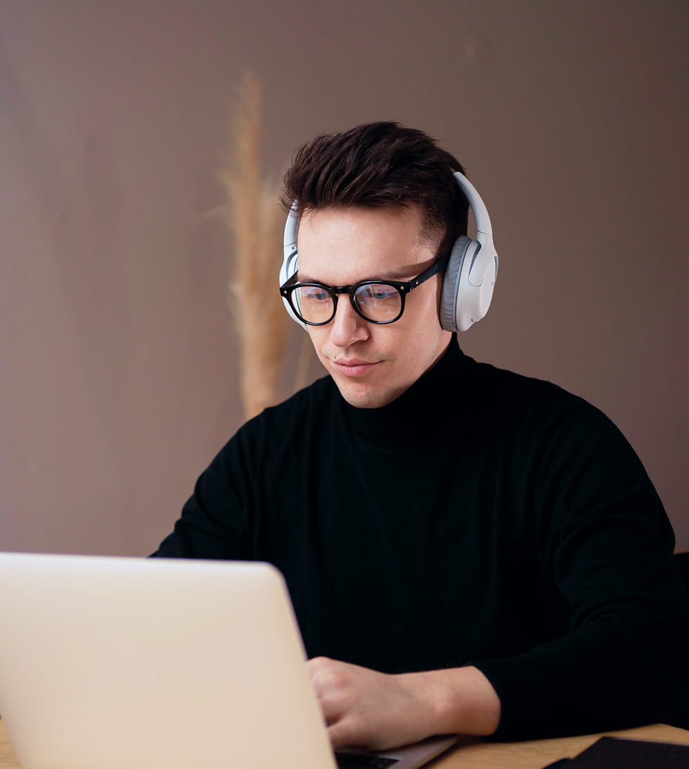 Mann Kopfhörer Laptop Konzentriert Arbeiten