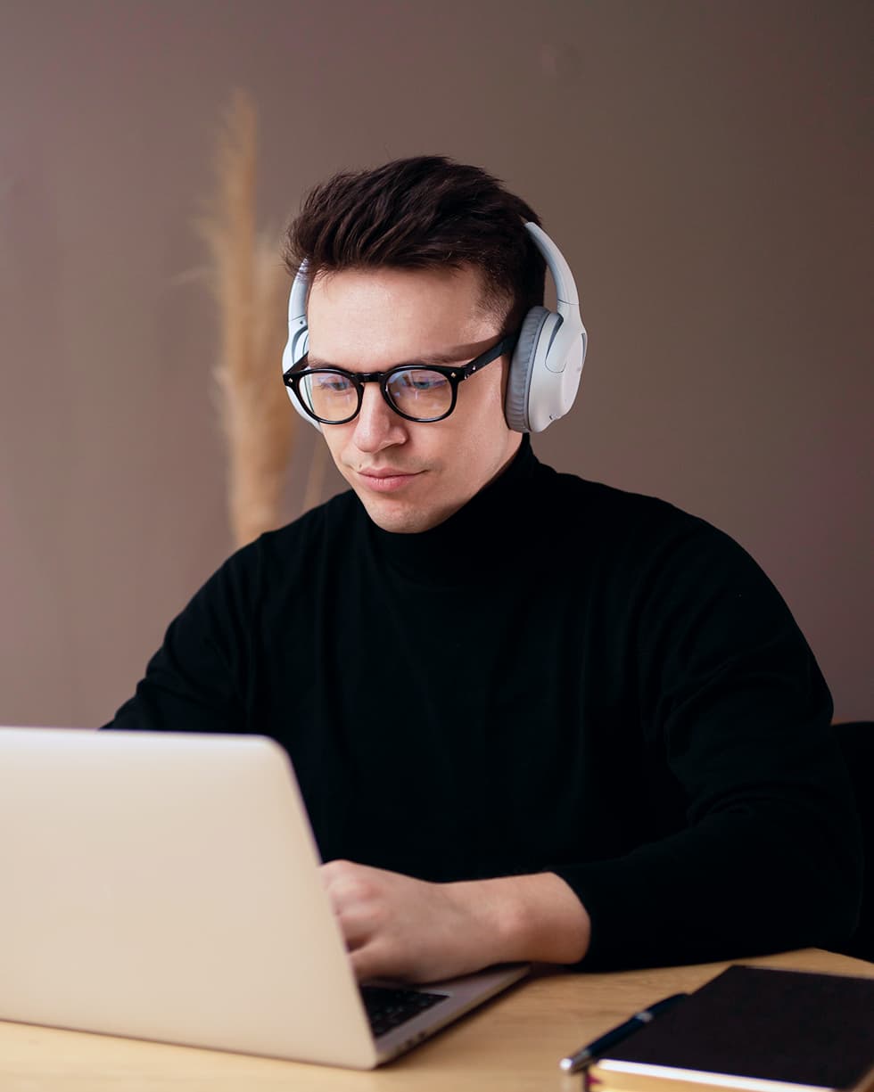 Mann Kopfhörer Laptop Konzentriert Arbeiten